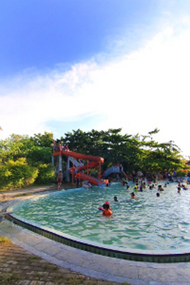Kawasan objek wisata ini juga memiliki kolam renang yang menjadi arena favorit pengunjung di sini