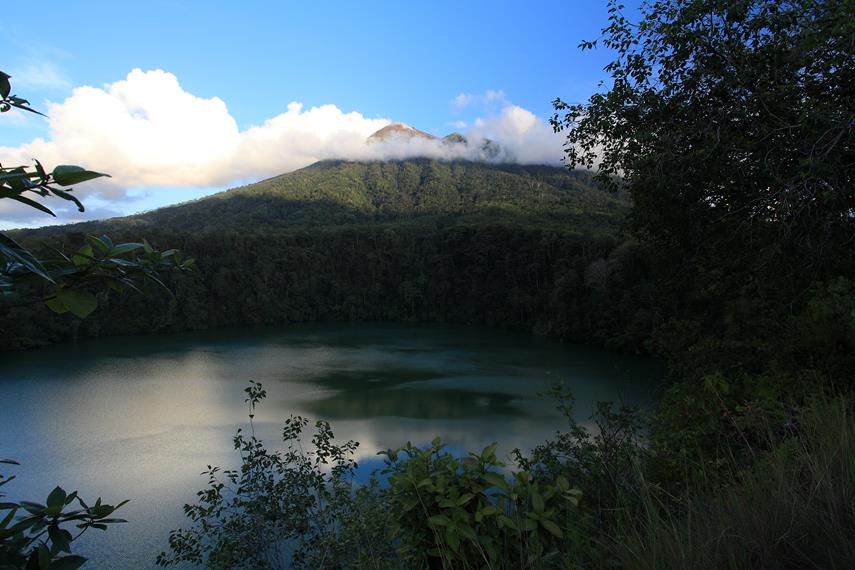 Keindahan Danau Tolire besar dengan latar Gunung Gamalama
