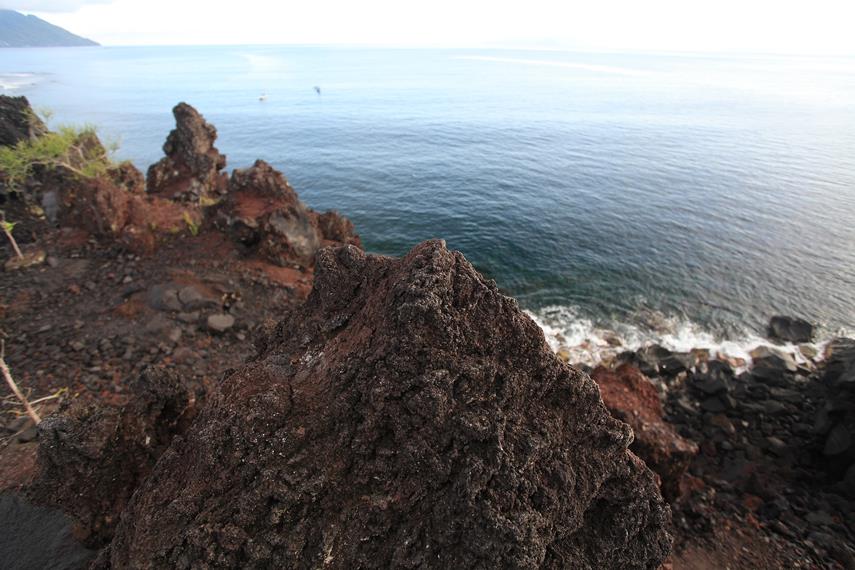 Keindahan obyek wisata Batu Angus yang terletak di pinggir laut