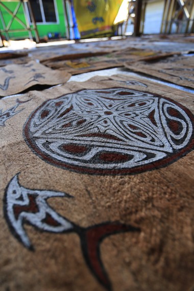 Kerajinan kulit kayu biasa dipajang dan dijual ketika ada tamu-tamu wisatawan yang berkunjung ke pulau Asei