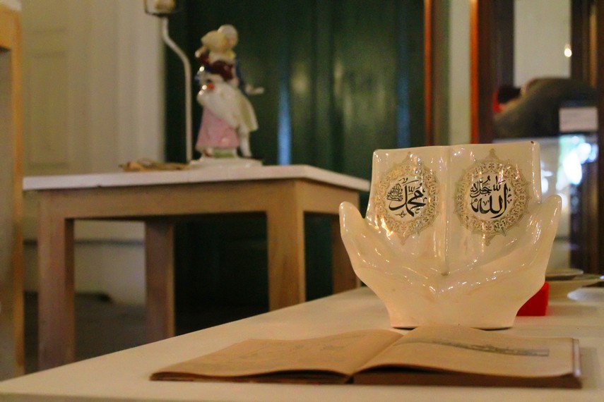 Keramik dengan ornamen kaligrafi bernapaskan Islam terpajang di Museum Seni Rupa dan Keramik