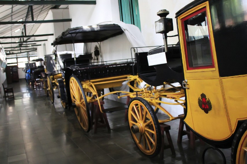 Kereta-kereta koleksi museum ini beberapa masih ada yang digunakan untuk kepentingan upacara kebesaran keraton