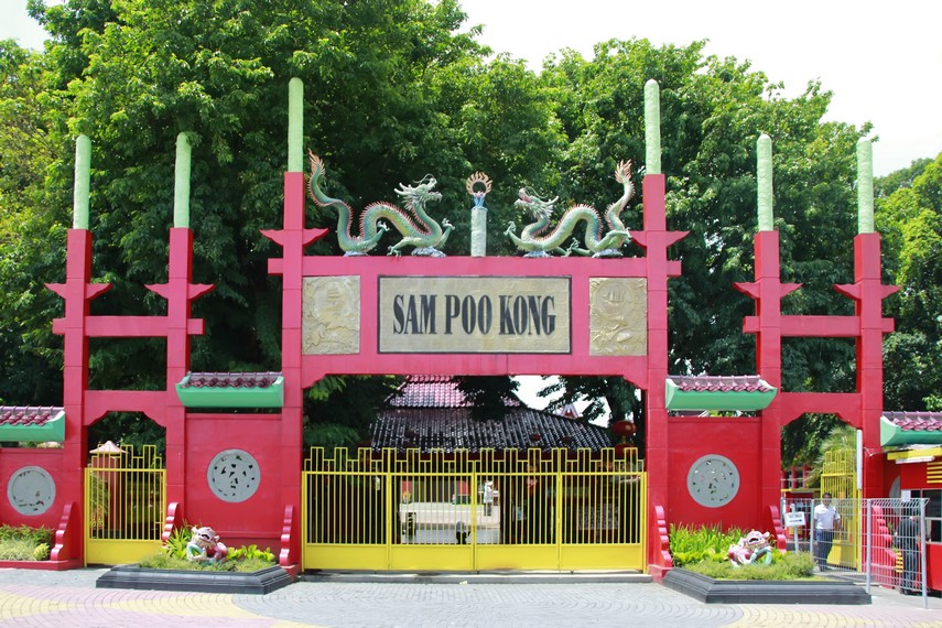 Klenteng Sam Poo Kong terletak di Jalan Simongan, tepatnya didepan Universitas Negeri Semarang