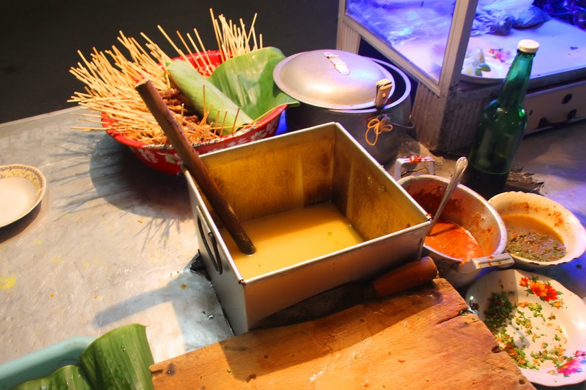 Kuah soto menjadi ciri khas hidangan Sate Matang