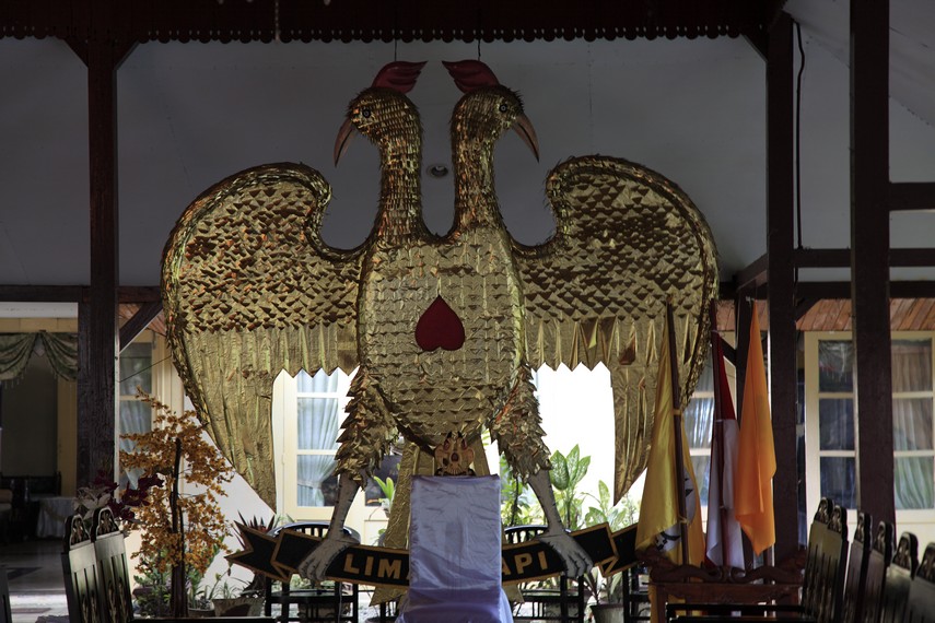 Lambang Kesultanan yang berupa Garuda berkepala dua
