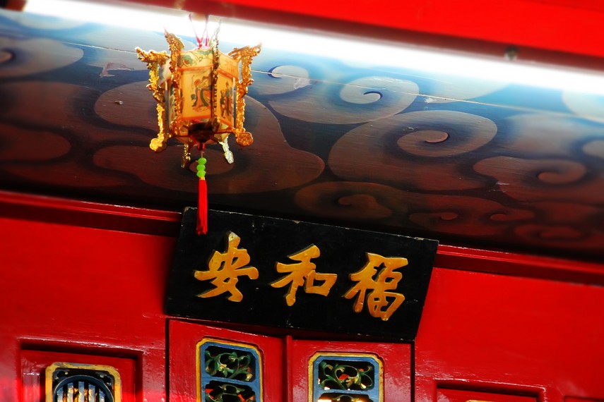 Latar pertunjukan wayang potehi kental dengan ornamen bernuansa Tionghoa dengan warna merah yang dominan