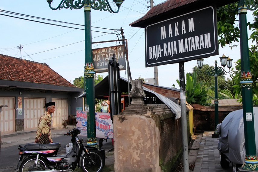 Letak Masjid Mataram Kotagede bersebelahan dengan makam-makam raja mataram