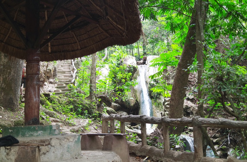 Lopo (tempat istirahat khas Timor) yang terdapat di kawasan Air Terjun Oehala yang dapat digunakan oleh para pengunjung sebagai tempat bersantai