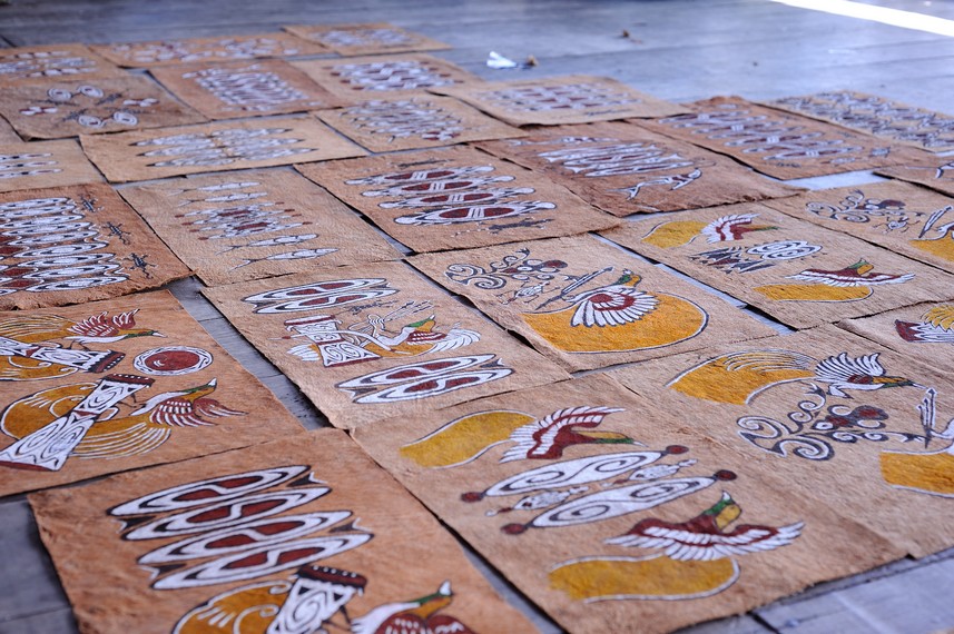 Lukisan Kulit Kayu sebagai salah satu hasil kerjainan khas di Pulau Asei