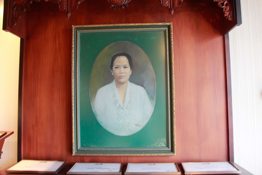 Lukisan wajah Nyonya Meneer yang terpajang di dalam Museum Jamu Nyonya Meneer