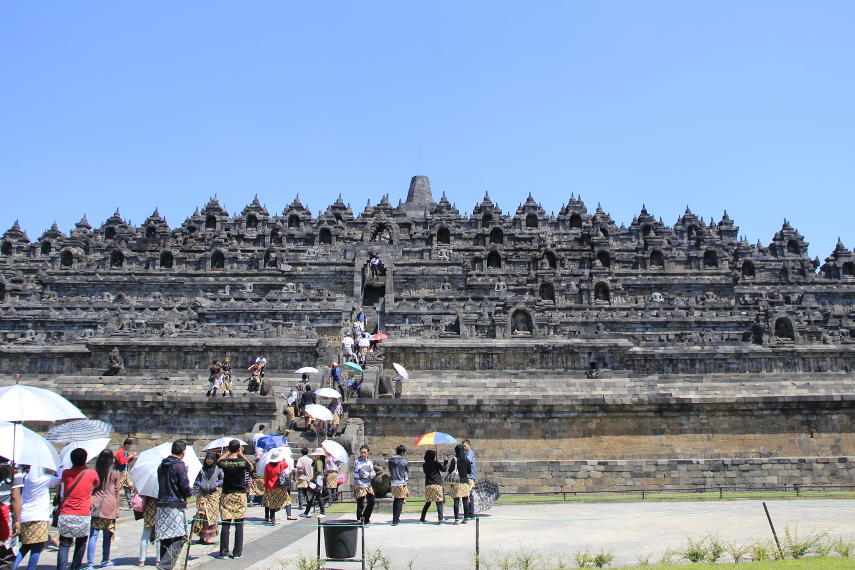 Candi Borobudur memiliki 1460 relief dan 504 stupa  berbentuk bangunan punden berundak terdiri dari 10 tingkat