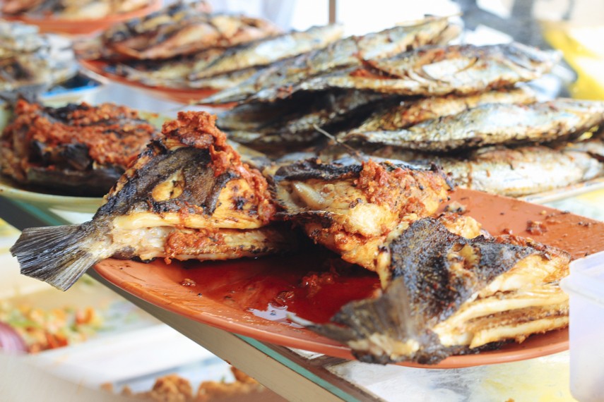 Makanan ini biasa dijual dengan berbagai olahan ikan