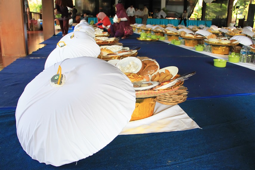Makanan yang dikumpulkan dalam 'tala' ini akan disuguhkan dan disantap oleh segenap masyarakat yang hadir dalam perayaan Maulid
