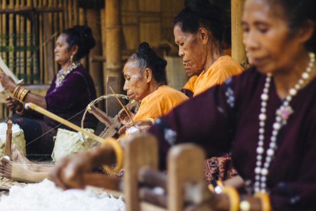 Mayoritas penenun di Sentra Industri Lepo Lerun adalah wanita paruh baya