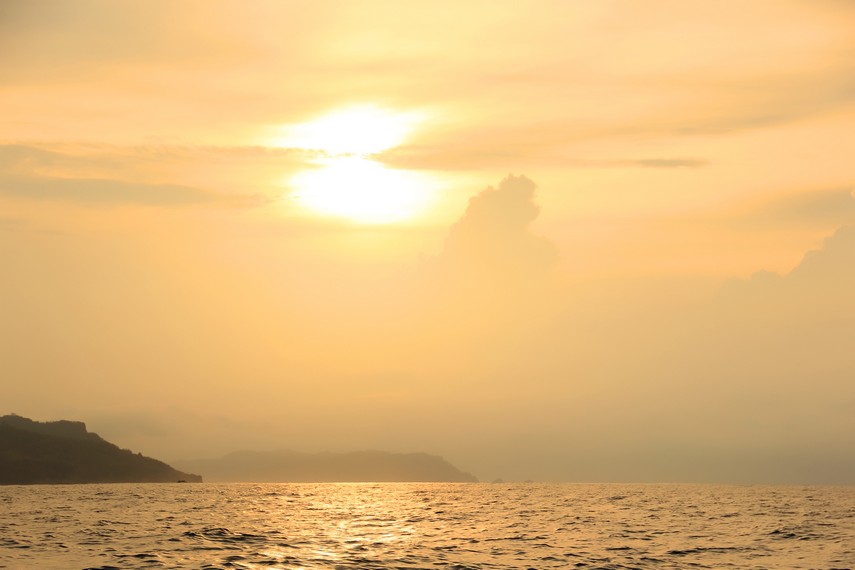 Melihat matahari tenggelam di tengah laut dapat menjadi aktivitas yang menyenangkan di sore hari
