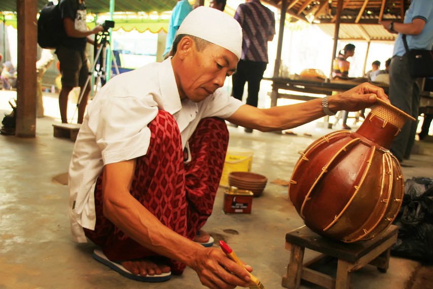 Belajar Membuat Gerabah  di Desa Banyumulek Indonesia Kaya