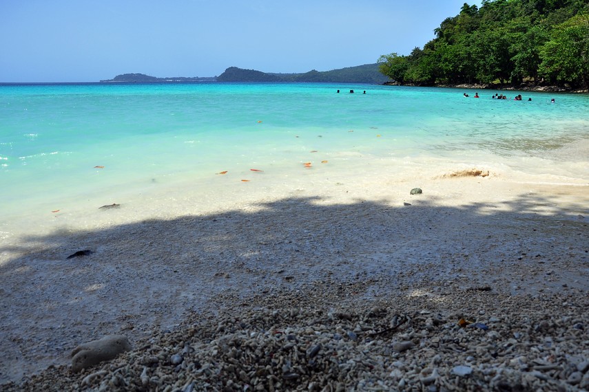 Menikmati keindahan surgawi yang dimiliki pantai Gapang menjadi pengalaman tak terlupakan