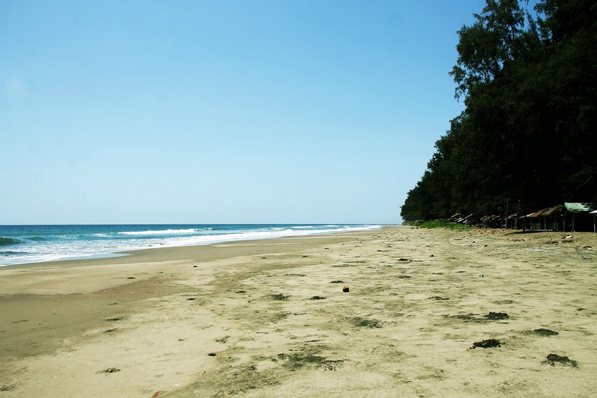 Menurut sebuah legenda, Pantai Ujong Batee disebut-sebut sebagai tempat menyatunya Pulau Weh dengan Pulau Sumatera
