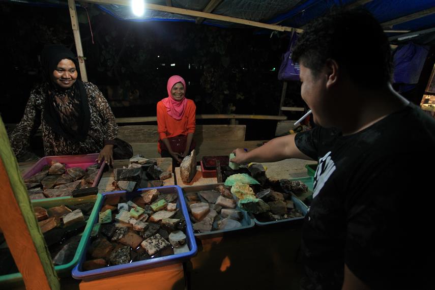 Meriahnya pasar batu di Ternate