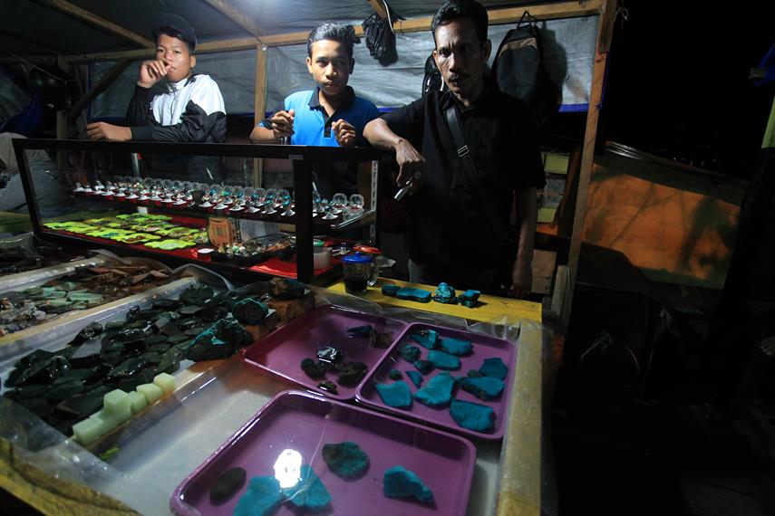 Meriahnya pasar batu di Ternate