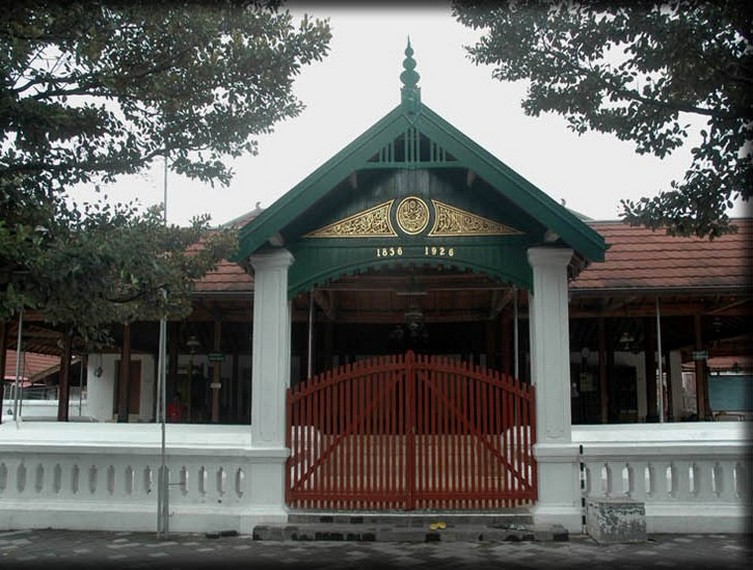 Masjid Mataram Kotagede yang berada di dalam kompleks pemakaman. Ini merupakan masjid tertua di Yogyakarta