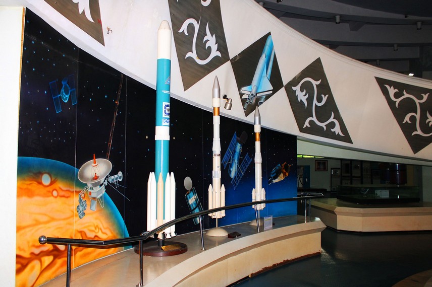 Miniatur roket peluncuran yang digunakan dalam rangka peluncuran Satelit Palapa yang ada di Museum Telekomunikasi