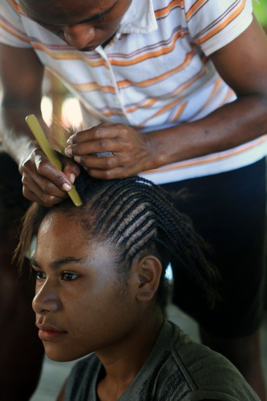 Model anyaman rambut yang sekilas tampak seperti tatanan rambut wanita kulit hitam afrika