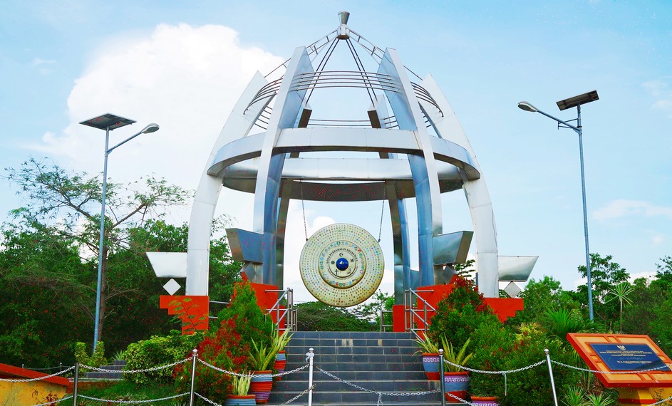 Monumen Gong Perdamaian Nusantara yang dibangun ditengah-tengah taman menjadi ciri khas taman ini