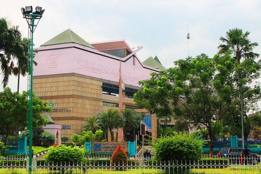 Museum Bayt Al-Quran terletak di depan kompleks wisata Taman Mini Indonesia Indah