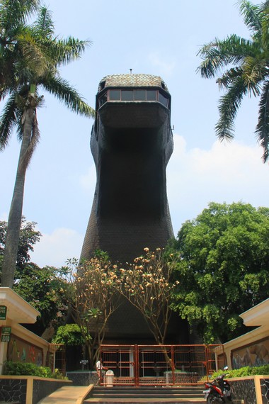 Museum Komodo dan Taman Reptilia terletak di dalam komplek Taman Mini Indonesia Indah Jakarta