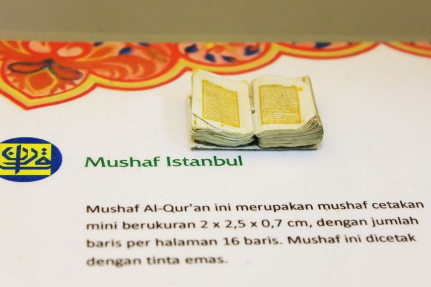 Mushaf Istambul yang berukuran sangat kecil dan dicetak dengan tinta emas