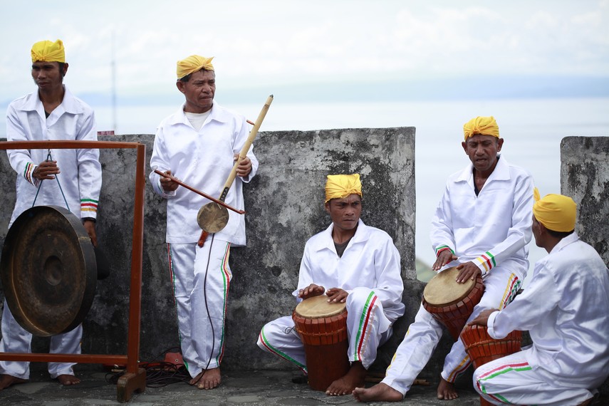 Musik Salai Jin biasa dimainkan oleh para pemusik Tifa dan Arababu