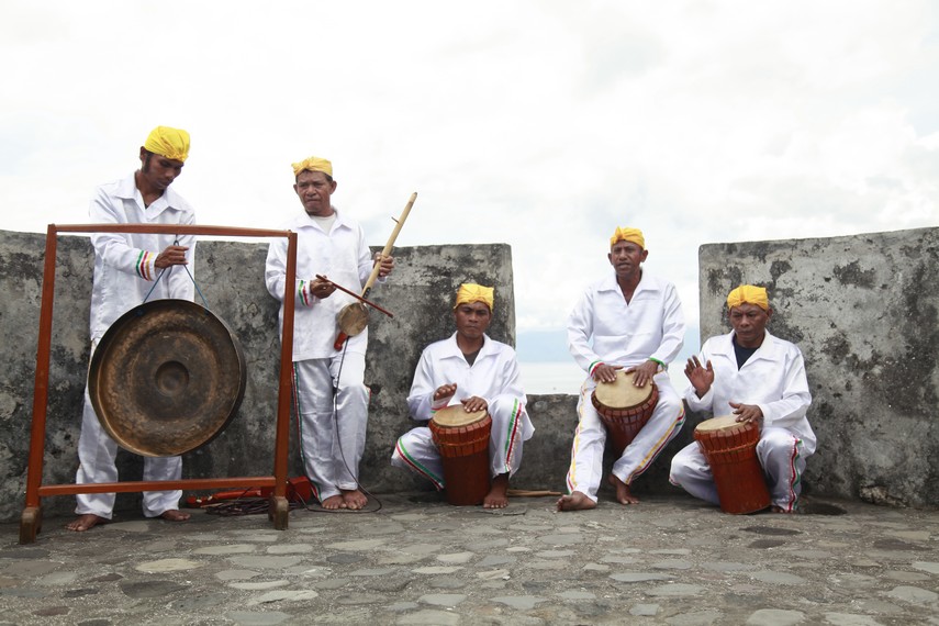 Musik Salai Jin biasa dimainkan oleh para pemusik Tifa dan Arababu