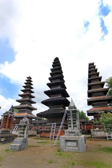 Nama Pura Meru diambil dari gunung di Jawa Timur, yaitu Gunung Semeru