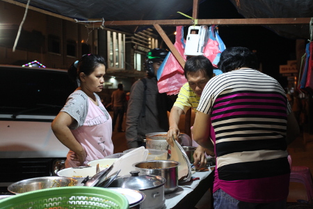 Nasi kuning malam yang banyak ditemui di sepanjang jalan kota Ambon