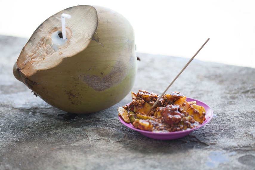 Nikmatnya Rujak Natsepa dengan minum air kelapa