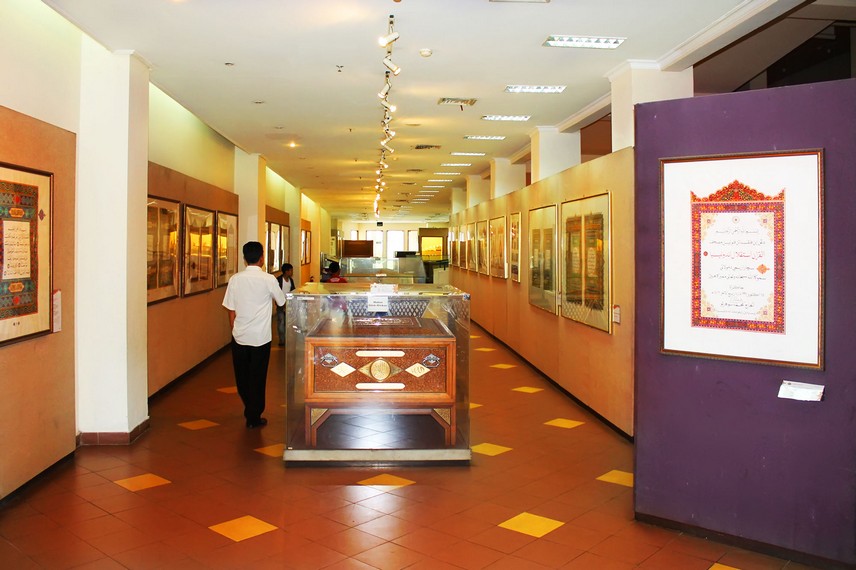 Pada lorong-lorong museum, pengunjung dapat melihat mushaf-mushaf Al-Quran dari berbagai negara