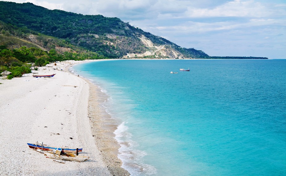 Panorama Pantai Kolbano yang menakjubkan dilihat dari atas batu Fatu Un