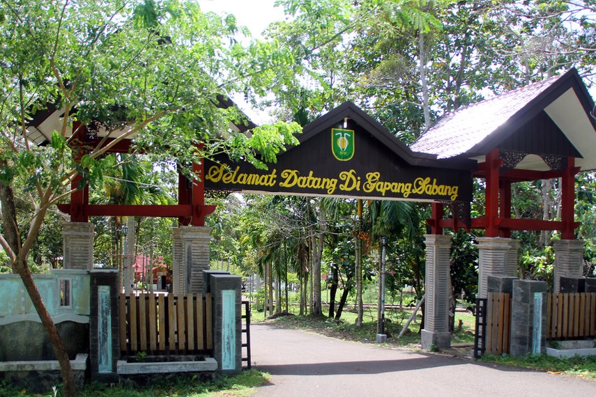 Pantai Gapang berada lebih ke Selatan dari Pantai Iboih dan cukup dikenal di komunitas backpacker internasional