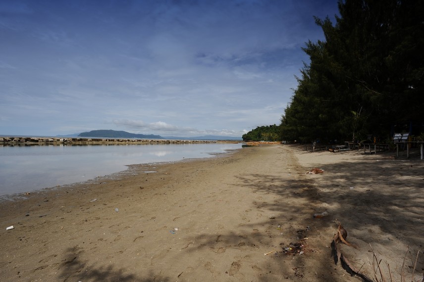 Pantai Hamadi, pantai wisata yang terletak di jantung kota Jayapura