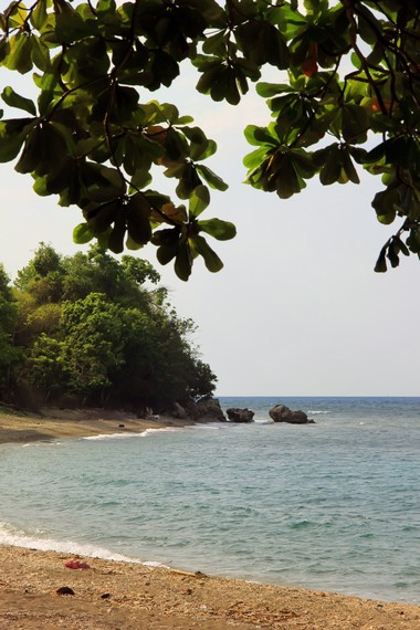 Pantai Kencana terletak di Jalan Raya Tano atau sekitar 11 km dari Kota Sumbawa Besar, NTB
