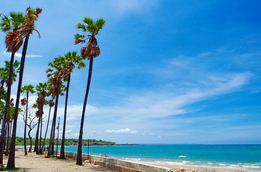 Pantai Lasiana berada di Kelurahan Lasiana, Kecamatan Kelapa Lima atau sekitar 12 Km arah Timur Kota Kupang