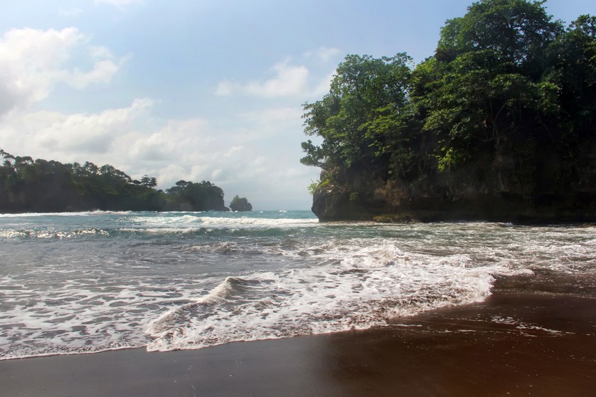 Pantai Madasari dikelilingi batu karang serta pepohonan yang membuat nuansa pantai ini begitu permai