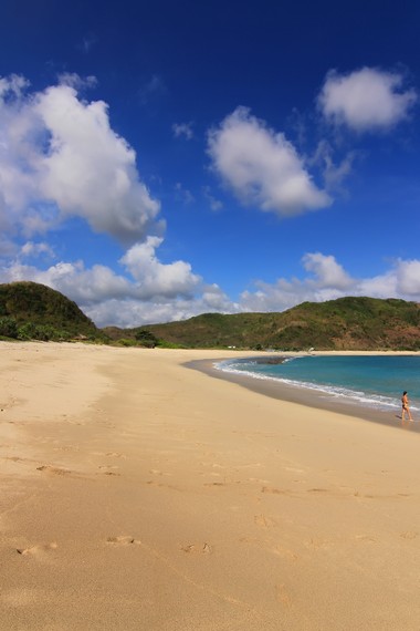 Pantai Mawun masih sangat alami dan belum banyak terjamah wisatawan dari berbagai daerah