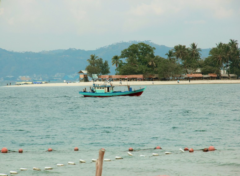 Pantai Mutun masuk ke dalam wilayah Kecamatan Padang Cermin, Pesawaran, tepatnya berada di sisi barat Bandar Lampung