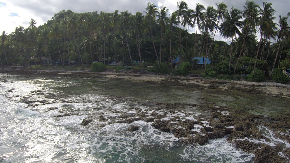 Pantai Namalatu yang mempunyai ciri khas bebatuan karang