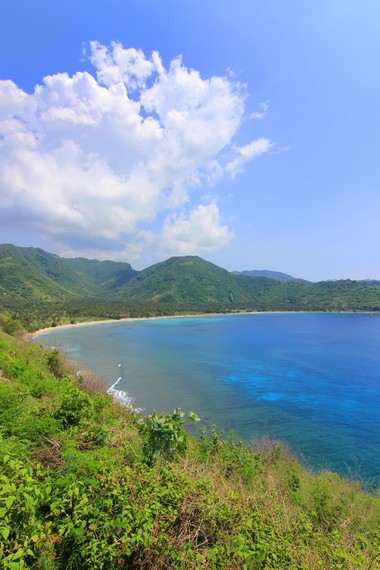 Pantai Nipah terletak di Kabupaten Lombok Utara, Nusa Tenggara Barat