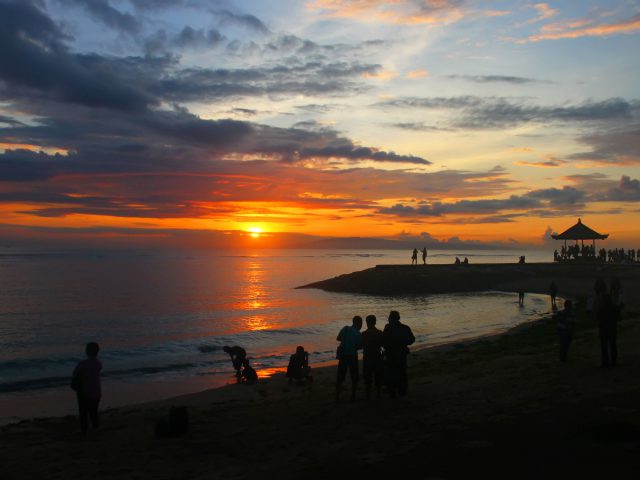 Menikmati Matahari Terbit di Pantai Sanur, Bali