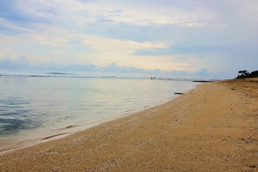 Pantai Sayang Heulang memiliki garis pantai yang panjang dengan sajian pemandangan laut lepas