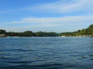 Melihat Percikan Birunya Air Laut di Kampung Nelayan, Pantai Sendang Biru